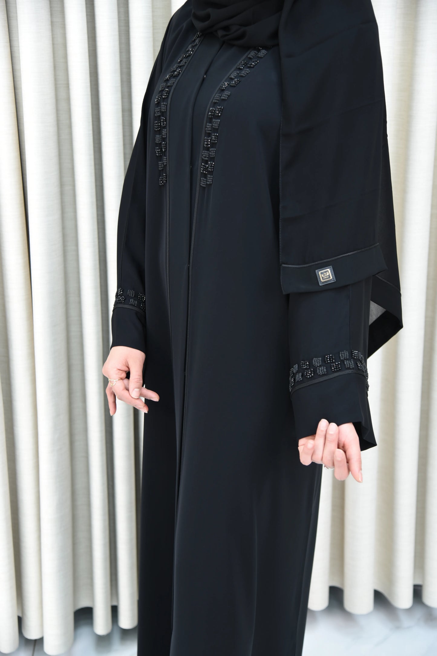 عباية صيفي بتطريز شك لامع ومطفي مع قيطان