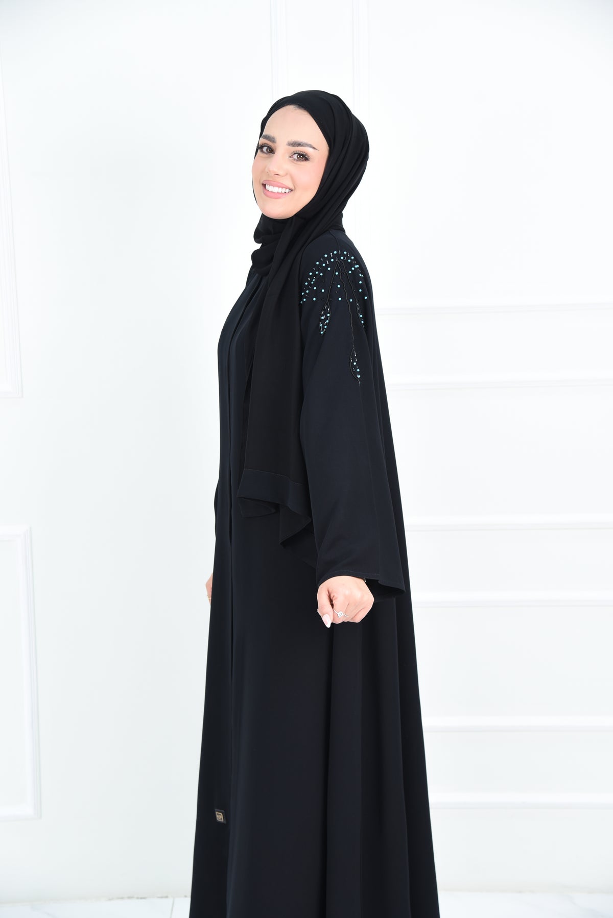عباية كلوش كريب بتطريز تركواز على الاكتاف