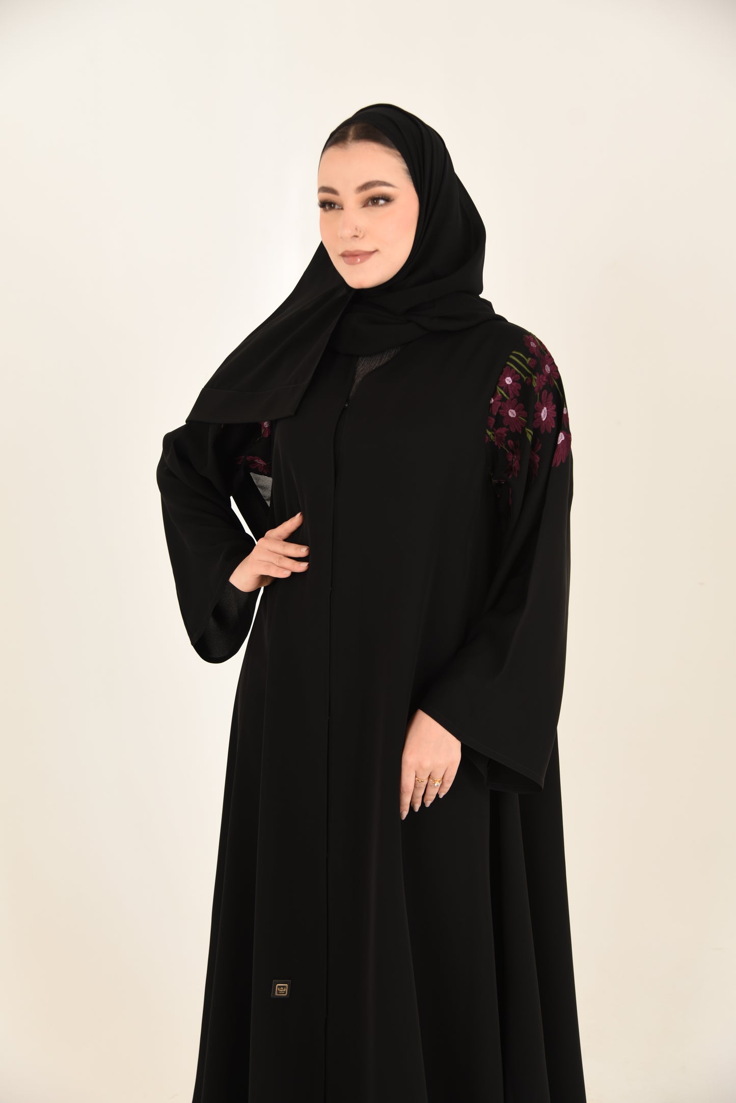 عباية ناعمة بتطريز ملون على الأكتاف