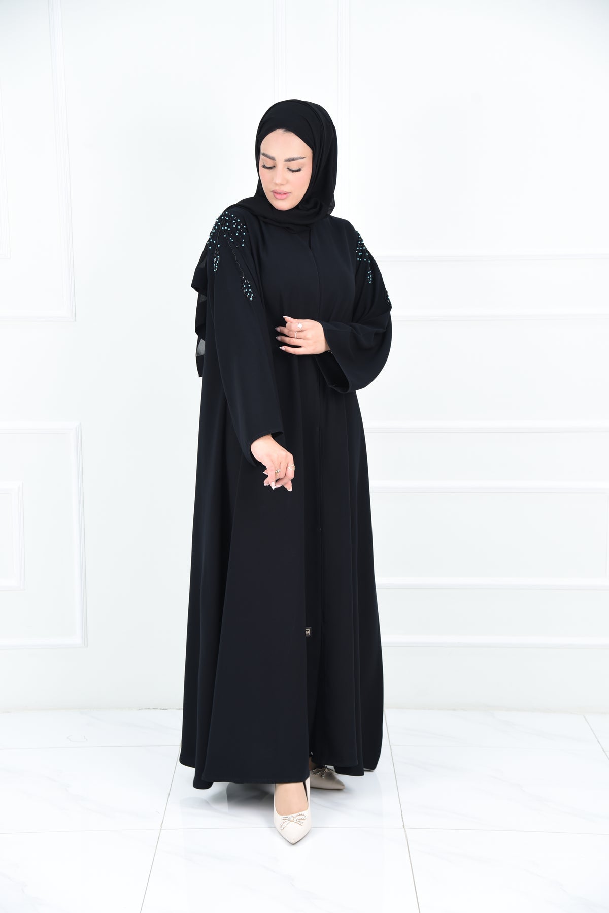 عباية كلوش كريب بتطريز تركواز على الاكتاف