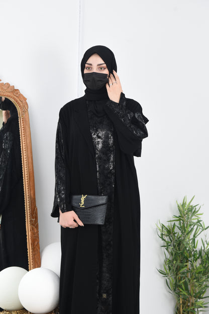 عباية كريب بتنسيق فريد من الجلد