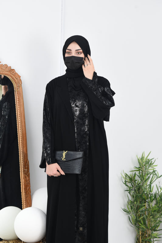 عباية كريب بتنسيق فريد من الجلد