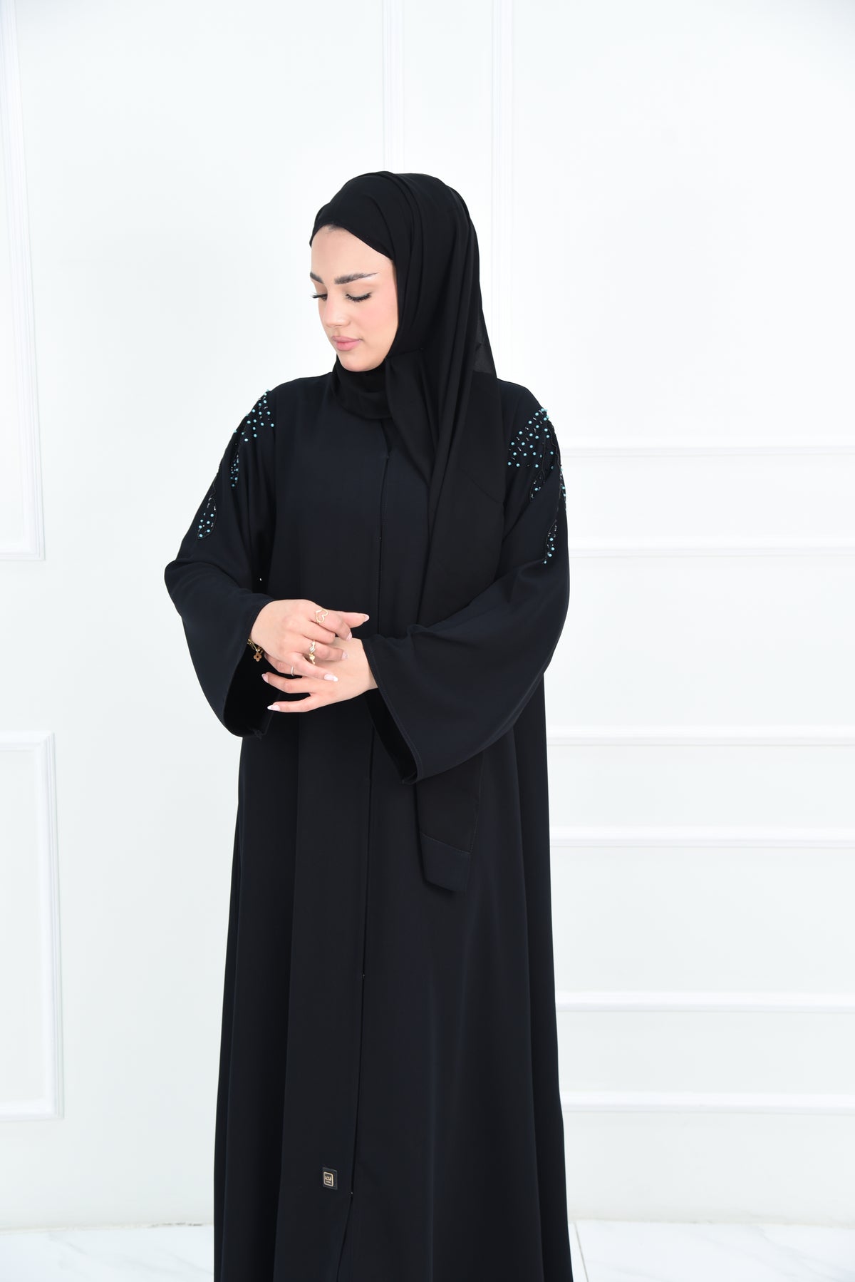 عباية كلوش كريب بتطريز تركواز على الاكتاف