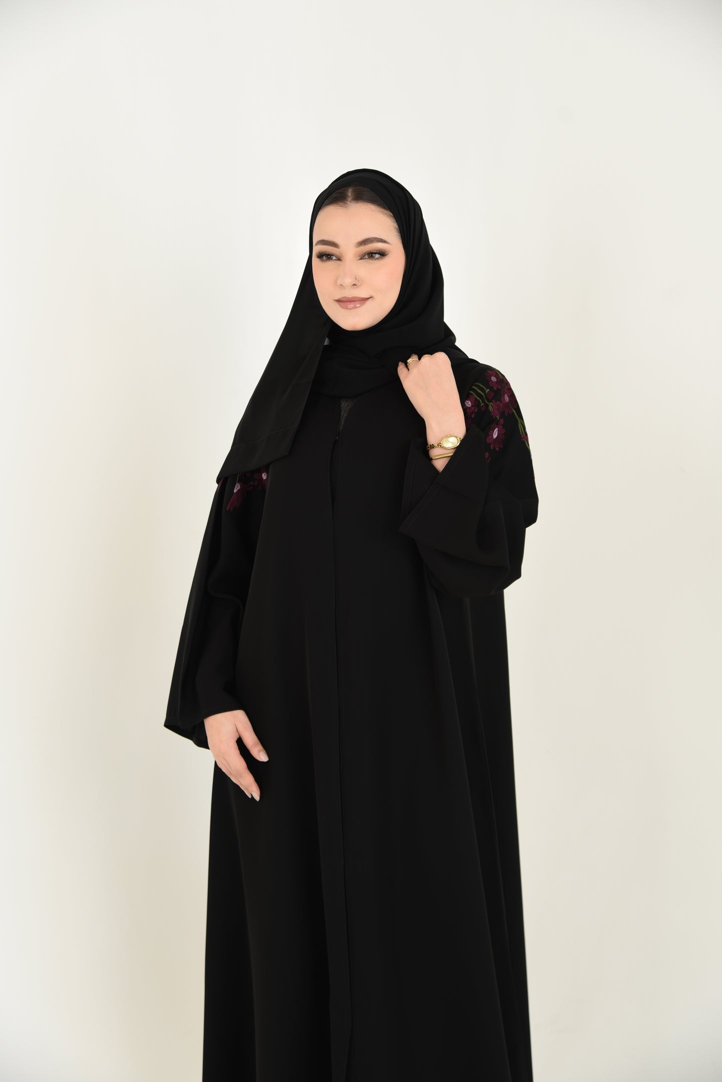 عباية ناعمة بتطريز ملون على الأكتاف