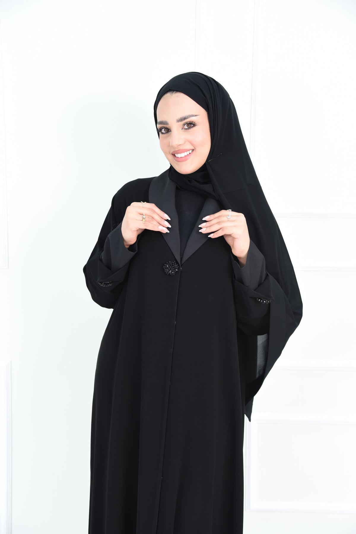 عباية ملكي بكول ريفير مدوّر مع أكمام دبل وبروشات فخمة