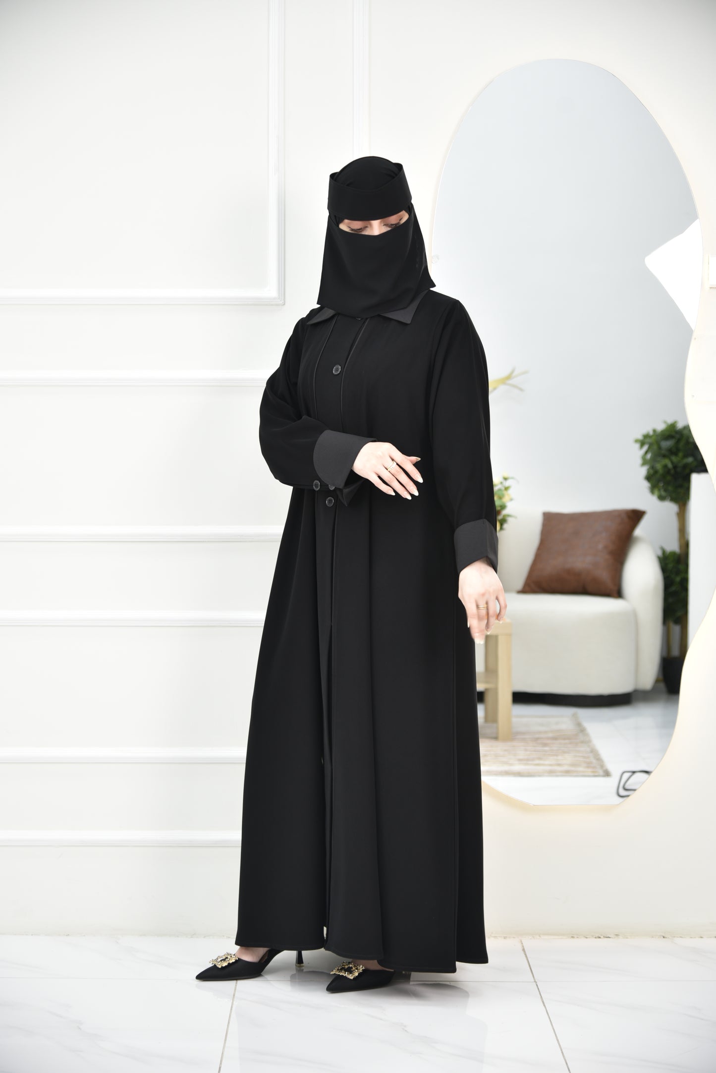 عباية عملية بأكمام مقلوبة وأزرار مميزة