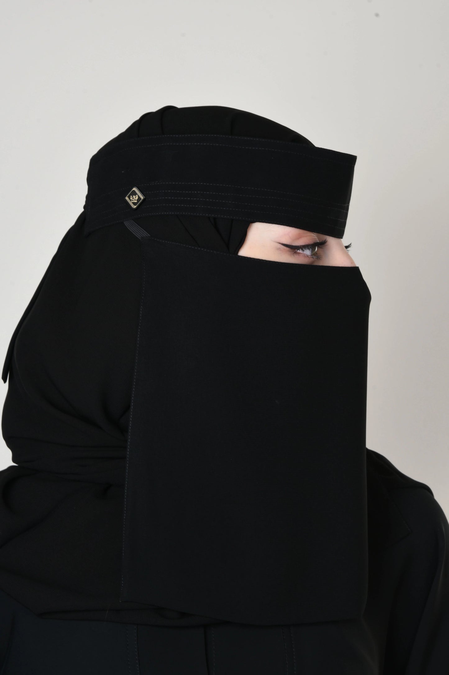 نقاب مطاط مائل بحريني