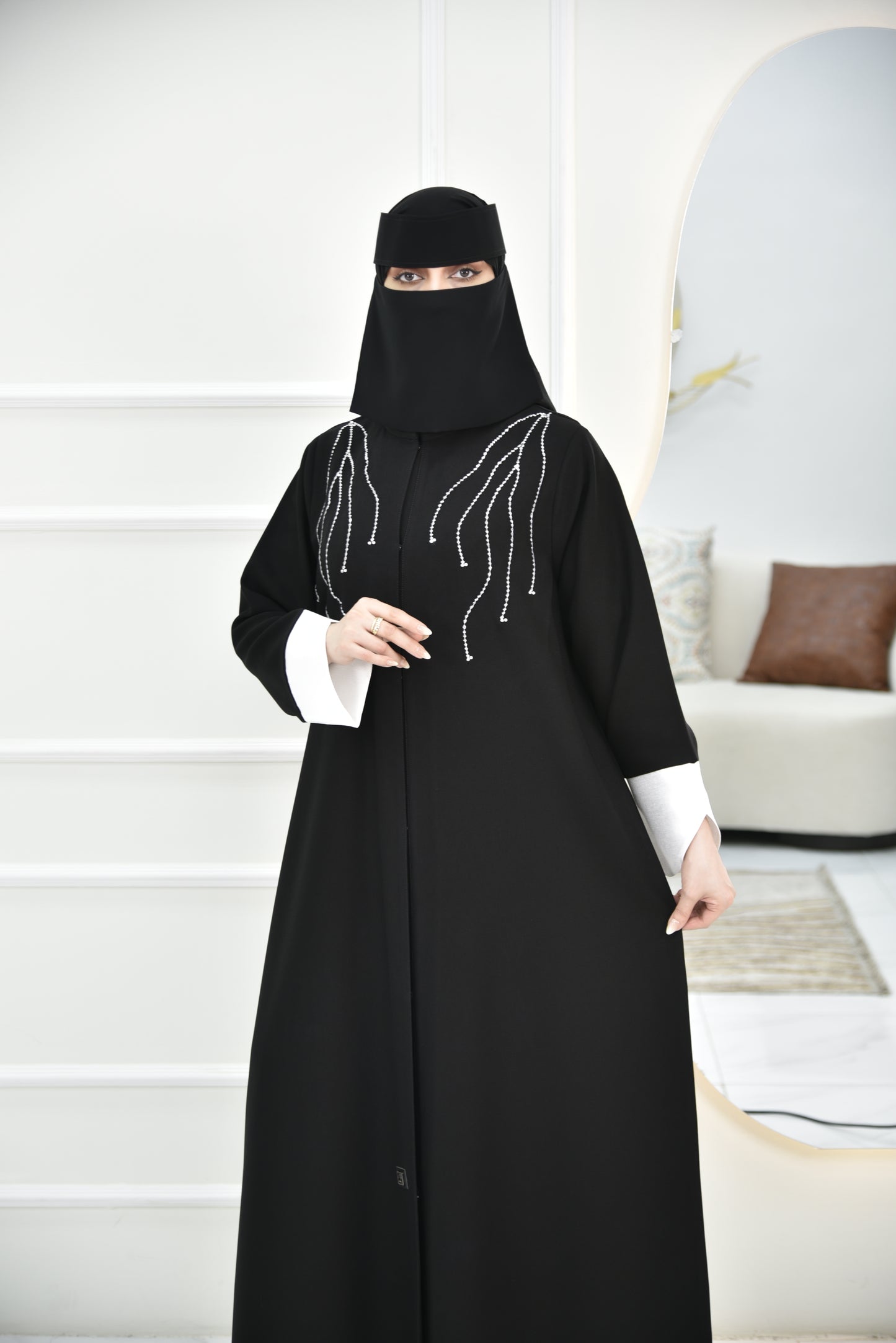 عباية بأكمام بيضاء كيرف وتطريز أبيض على الأكتاف