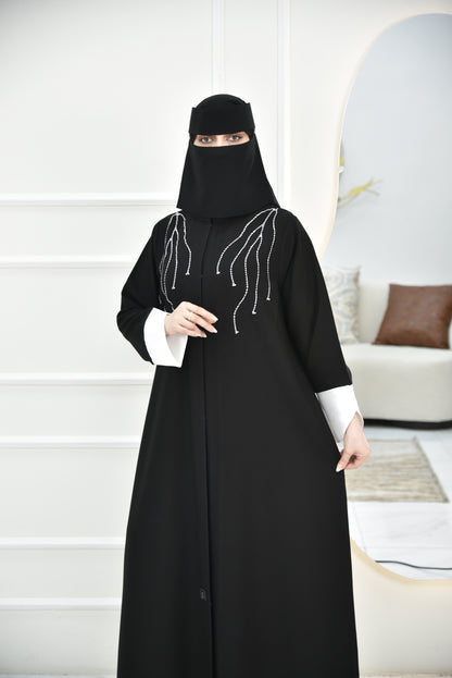 عباية بأكمام بيضاء كيرف وتطريز أبيض على الأكتاف