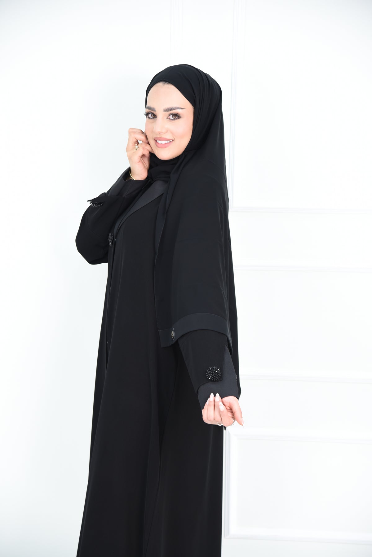 عباية ملكي بكول ريفير مدوّر مع أكمام دبل وبروشات فخمة