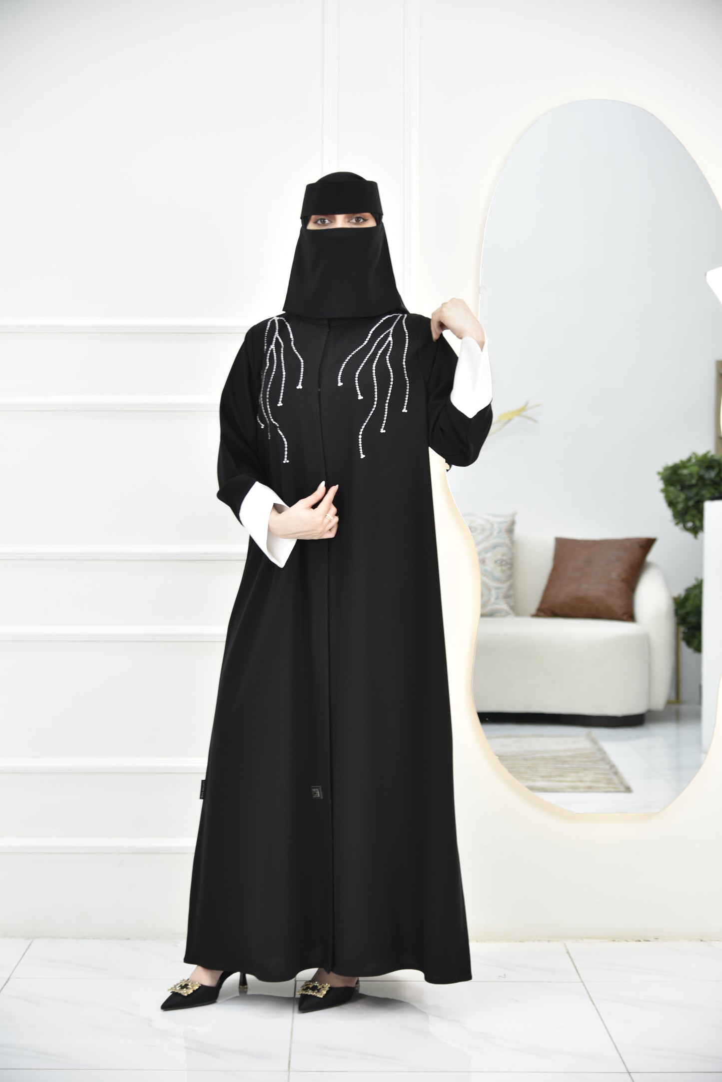 عباية بأكمام بيضاء كيرف وتطريز أبيض على الأكتاف