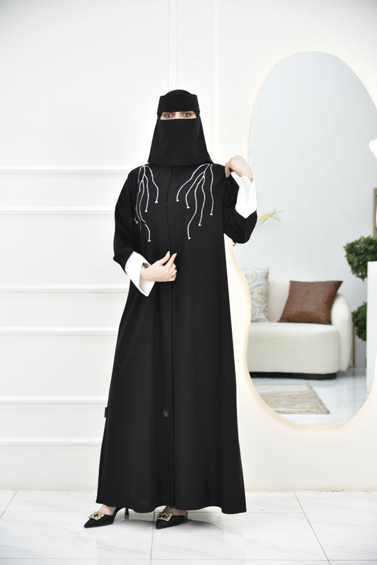 عباية بأكمام بيضاء كيرف وتطريز أبيض على الأكتاف