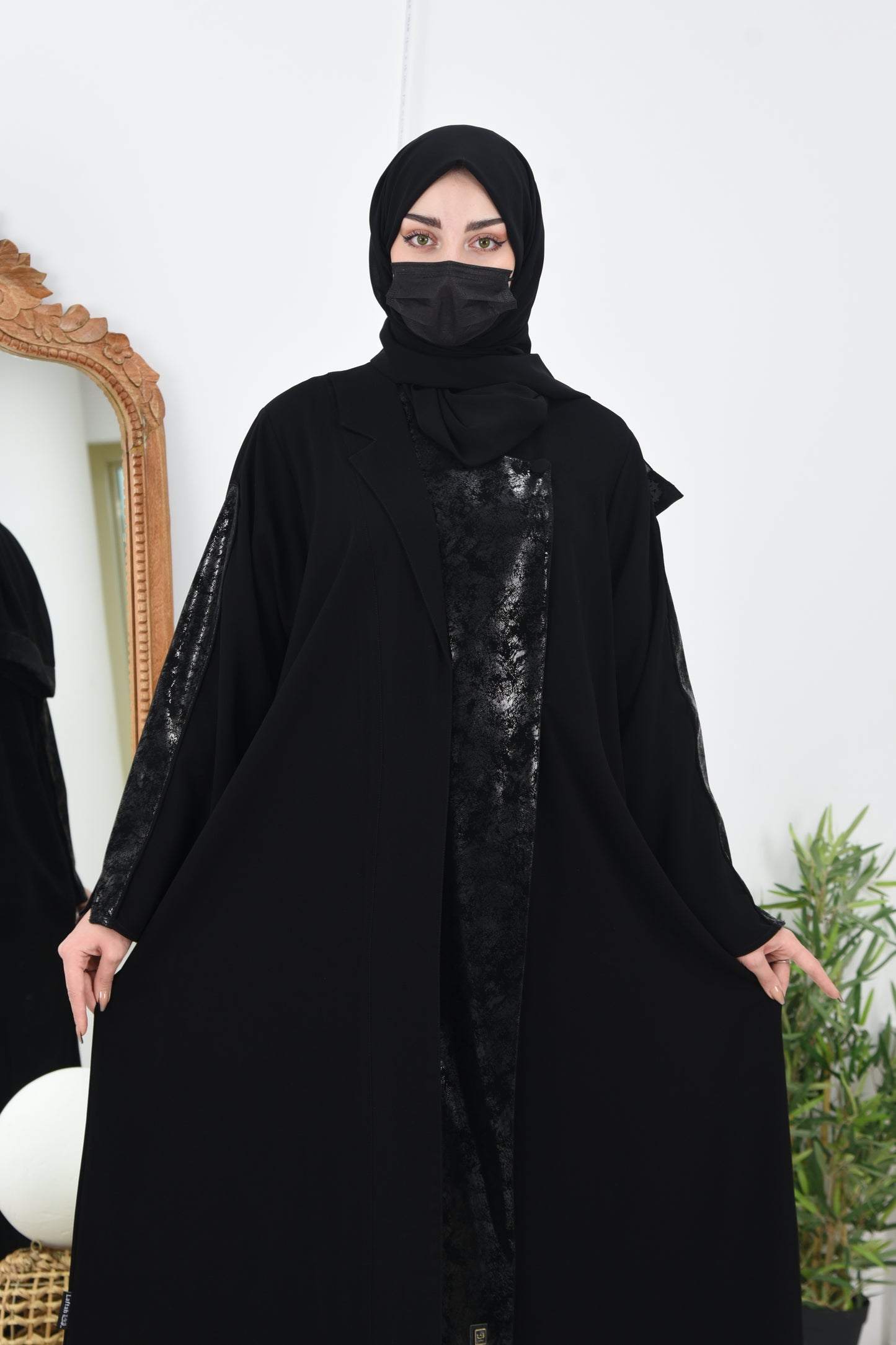 عباية كريب بتنسيق فريد من الجلد