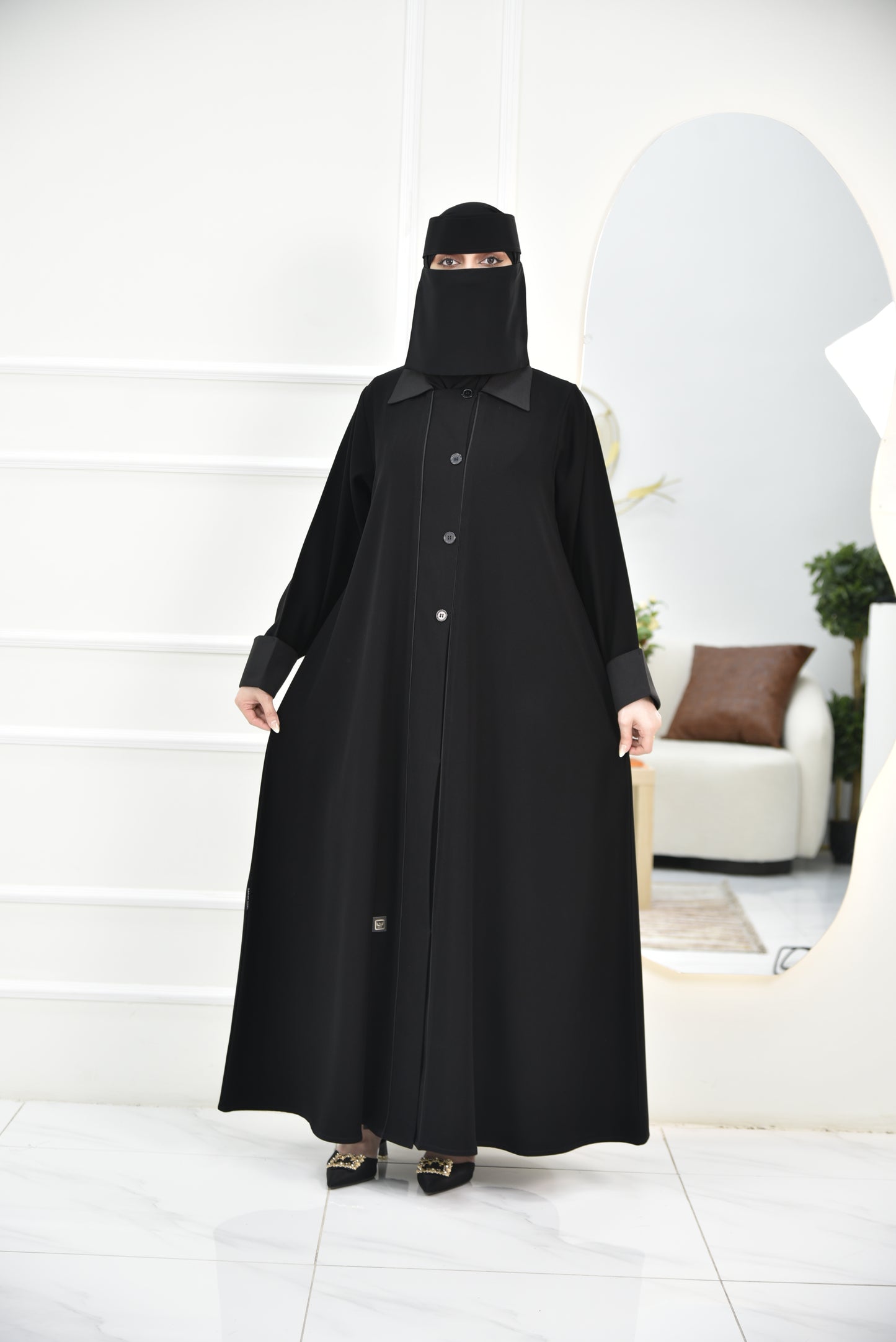 عباية عملية بأكمام مقلوبة وأزرار مميزة