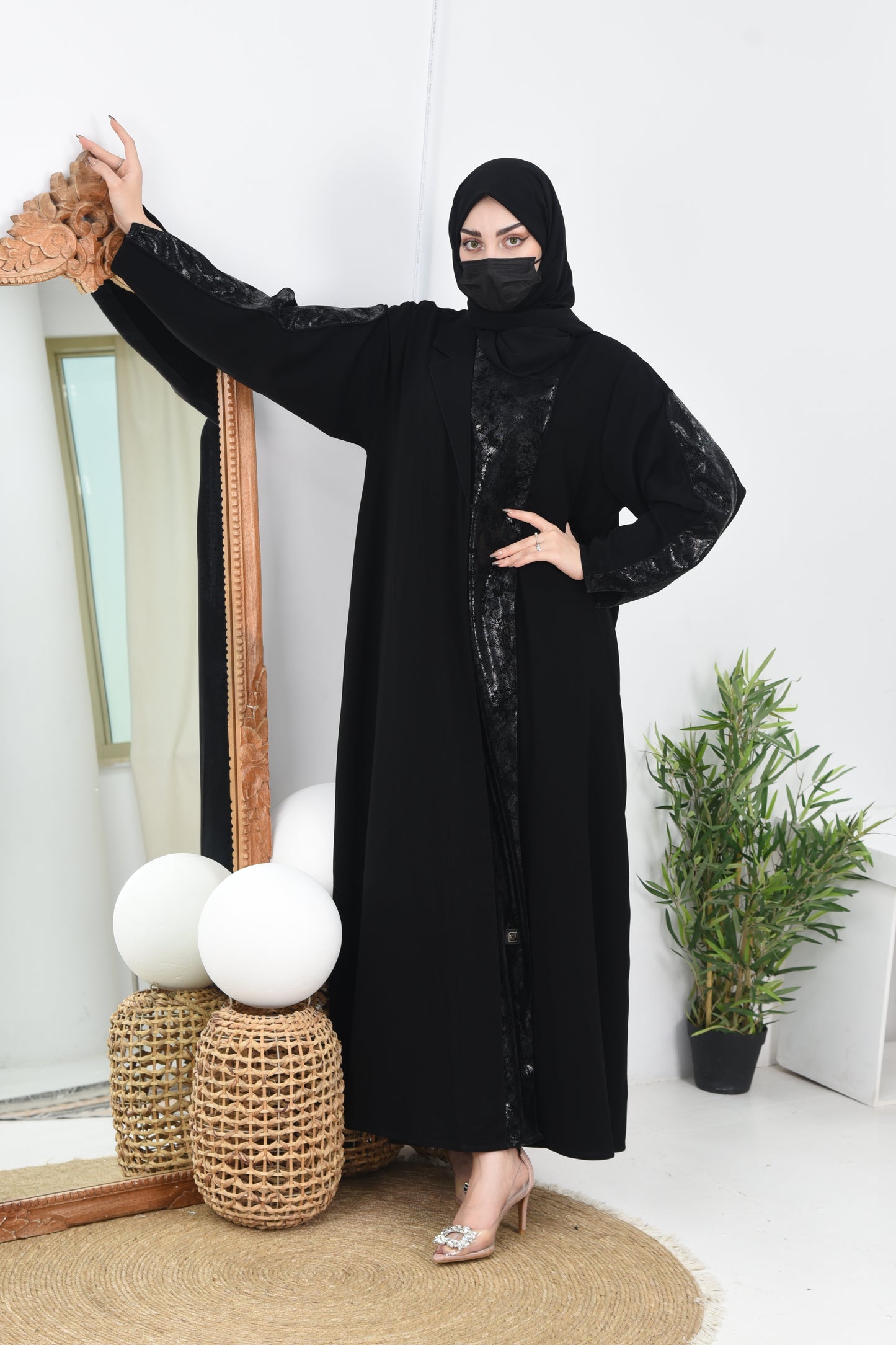 عباية كريب بتنسيق فريد من الجلد