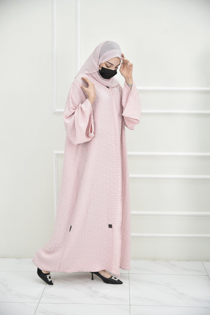 عباية ساحرة بقماش مموج بلون وردي