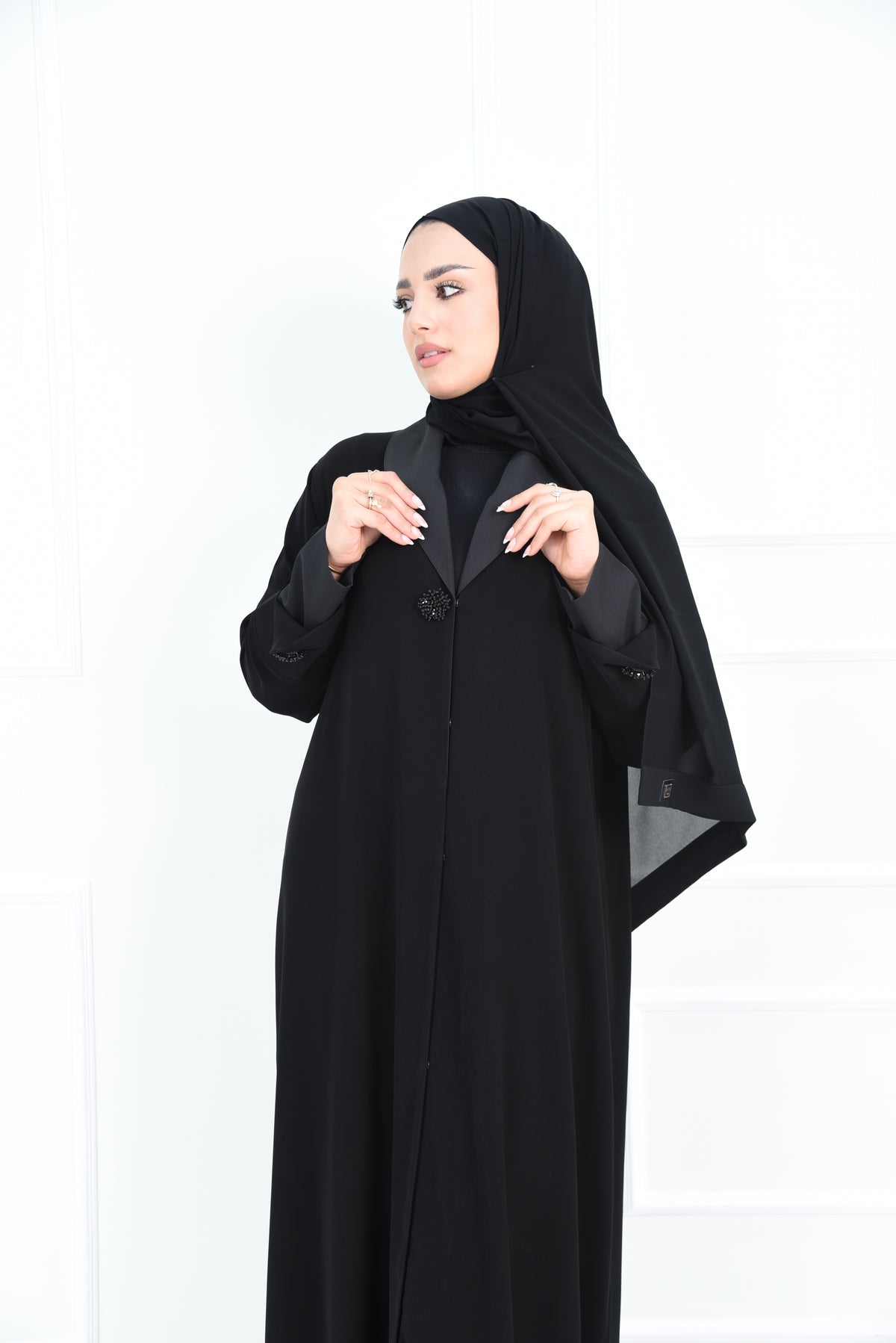 عباية ملكي بكول ريفير مدوّر مع أكمام دبل وبروشات فخمة