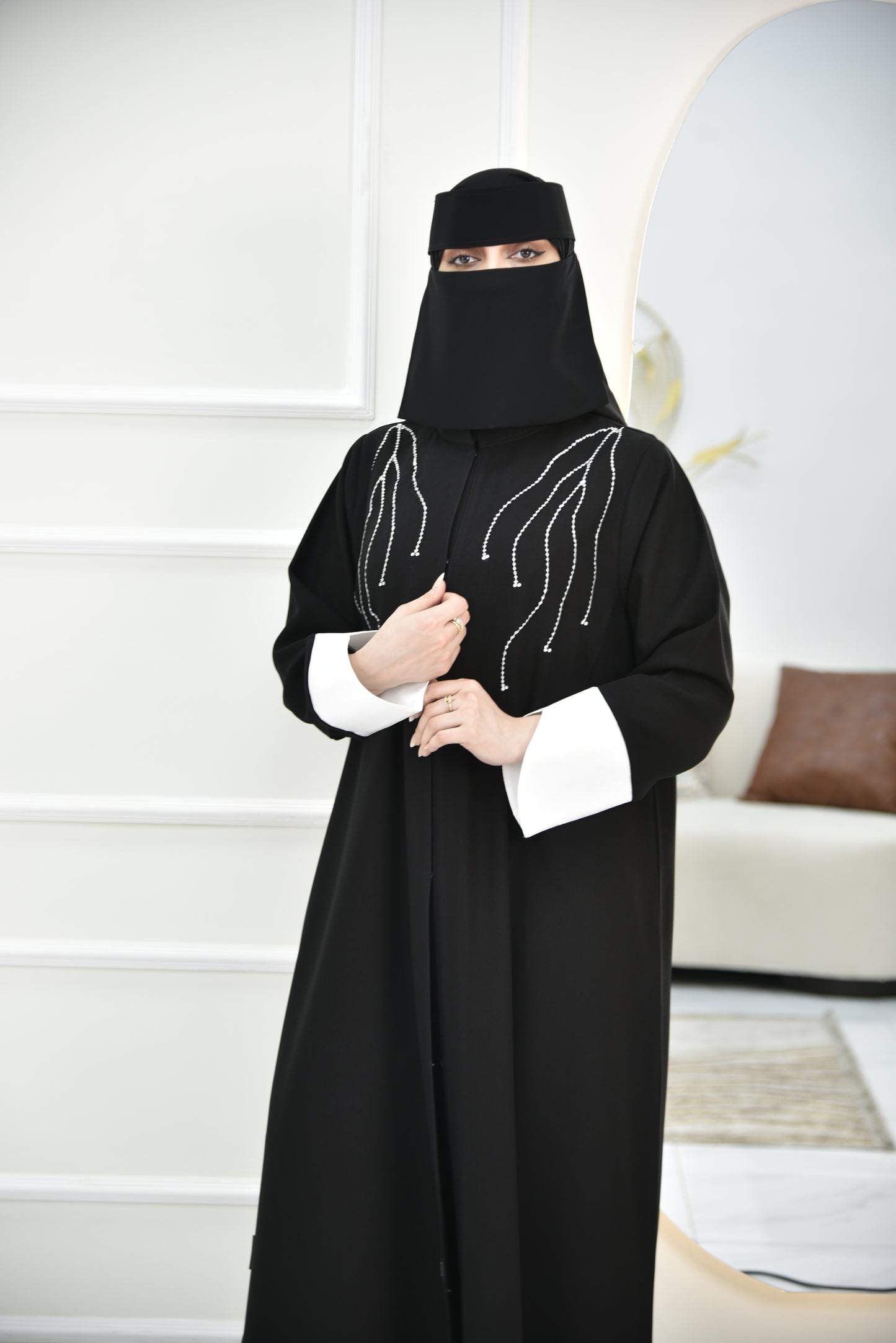 عباية بأكمام بيضاء كيرف وتطريز أبيض على الأكتاف