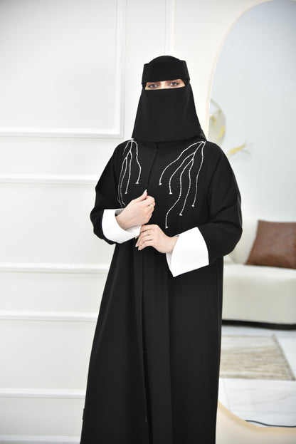 عباية بأكمام بيضاء كيرف وتطريز أبيض على الأكتاف