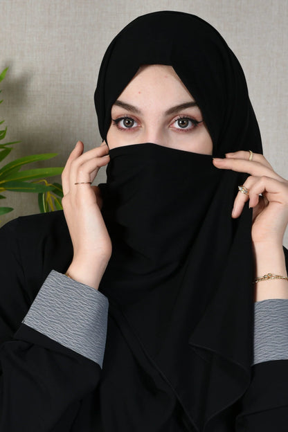 طرحة باللون الأسود